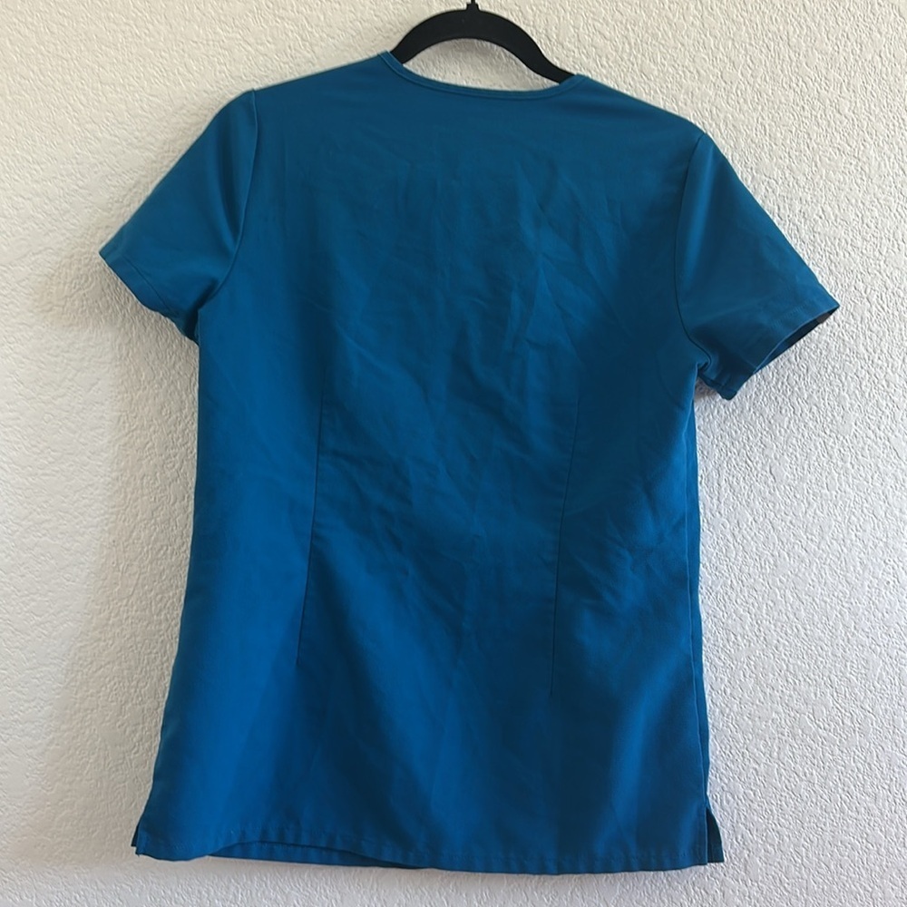 Figs Tops Exclusive Limited Edition Alphs Blue Casma 3 Pocket Scrub Top - Picture 6 of 7